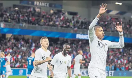  ?? FOTO: AP ?? Mbappé celebra su gol a Islandia El joven delantero impidió ayer el triunfo de los nórdicos en Guingamp