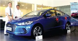  ??  ?? VICTOR (kiri) dengan Elantra peratus yang tersedia untuk ujian pandu hari ini di rumah terbuka hari raya Rightpower Corporatio­n.