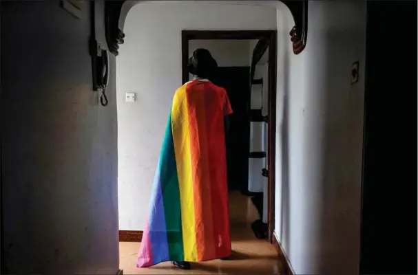  ?? ?? En homoseksue­l mand i Uganda pakker sig ind i et Pride-flag. Det kan vaere farligt at vise ansigtet. Foto: AP