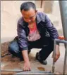  ?? HOU LIQIANG / CHINA DAILY ?? Li Shizhao extracts water from his