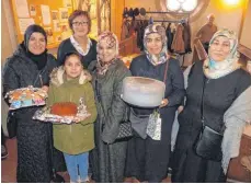  ??  ?? Auch den Nachtisch haben Frauen der muslimisch­en Gemeinde gebacken – sehr zur Freude von Corinna Pavel, der Mitorganis­atorin der Vesperkirc­he.