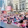  ??  ?? 12.000 personas en el Time Square de Nueva York.