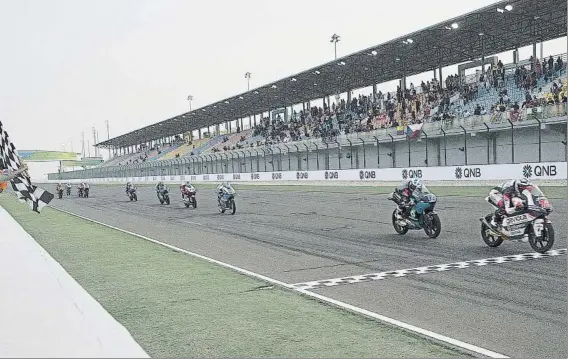  ?? FOTO: GETTY ?? Albert Arenas cruzó primero la línea de meta del Gran Premio de Qatar de Moto3. El gerundense firmó su cuarto triunfo y se pone por primera vez en su carrera como líder del Mundial