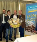  ??  ?? Giro d’Italia Il governator­e del Veneto Luca Zaia con il sindaco di Sappada alla presentazi­one della tappa