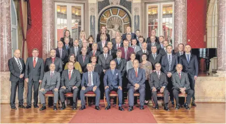  ?? FOTO: INGO RACK ?? Im Sigmaringe­r Schloss versammeln sich die Jubilare mit Karl Friedrich Fürst von Hohenzolle­rn für ein gemeinsame­s Foto.