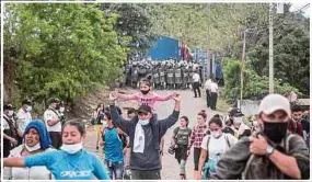  ??  ?? La Policía de Guatemala disolvió la caravana y envió a las personas de vuelta a su país con las manos vacías.