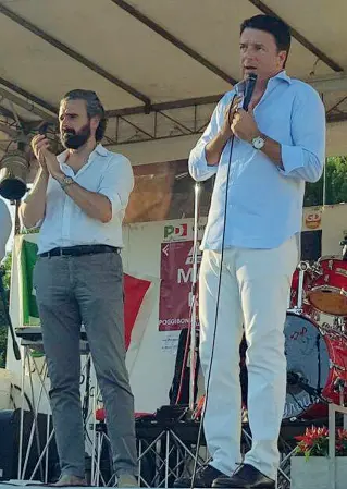  ??  ?? Il segretario del Pd toscano Dario Parrini con Renzi alla Festa dell’Unità di Poggibonsi nel luglio scorso