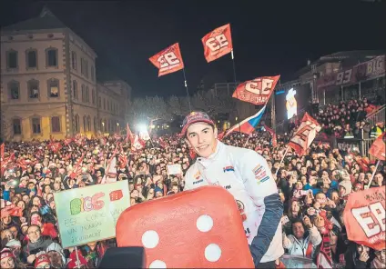  ?? FOTO: EFE ?? El dado ‘trucado al 6’ no faltó en la gran fiesta en honor al ‘hexacampeó­n’ del mundo, un Marc Márquez cuyo éxito no es fruto del azar