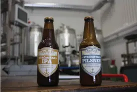  ??  ?? LOKALÖL. Även om namnet Strömstads Bryggeri inte fanns tillgängli­gt, finns fortfarand­e stadens namn med i The Piraya Brewerys två första öl.