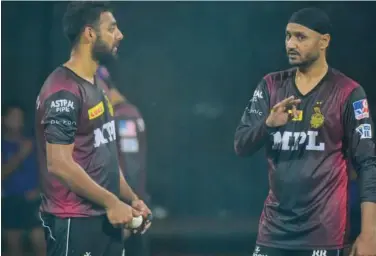  ?? Courtesy: Twitter ?? ↑
Kolkata Knight Riders will pin hopes on the spin duo of Harbhajan Singh and Varun Chakrovart­y.