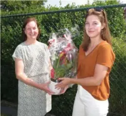  ?? FOTO JOHNNY GEURTS ?? Lydia Claeys bedankt dochter Lore Thijs met bloemen. Beiden werken in de zorg. “Maar Lore was vorig jaar zelf zwaar ziek.”