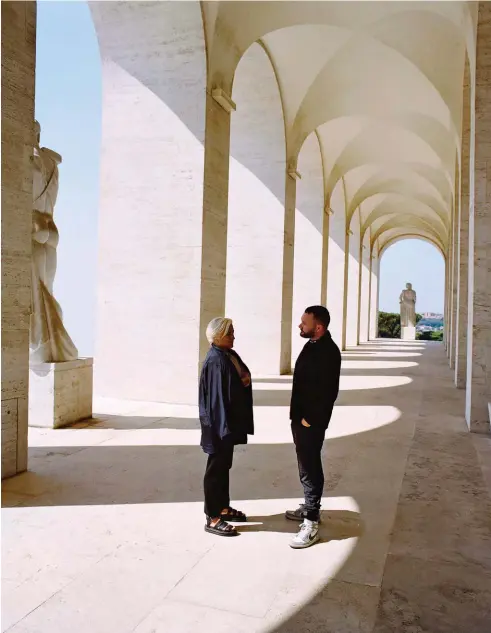  ??  ?? L’échange : une qualité partagée par Silvia Venturini Fendi et Kim Jones, ici au palazzo della Civilta italiana, siège de Fendi, à Rome.