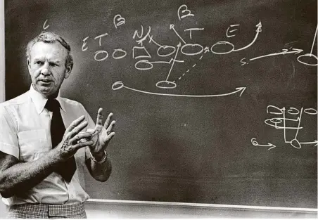  ?? Staff file ?? A 1974 chalk talk on the veer couldn’t capture the effectiven­ess of the offense coach Bill Yeoman used to torment defenses.