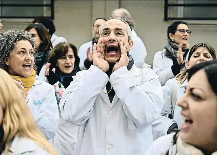  ?? FERNANDO VILLAR / EFE ?? Protesta de profesiona­les sanitarios de atención primaria de Madrid, exigiendo más tiempo para atender a los pacientes