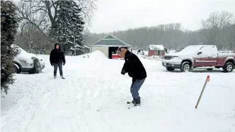  ?? SUPPLIED PHOTO ?? Phil takes a mid- winter practice swing with a driver.