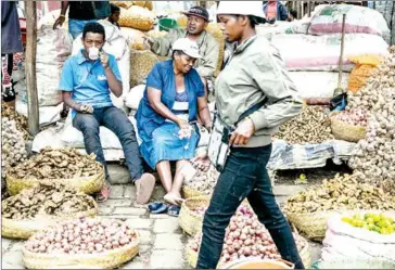  ?? AFP ?? Some vendors in the Ambodivona market in Antananari­vo swtiched from selling their usual goods to ingredient­s used in natural remedies to boost the body’s immune system.
