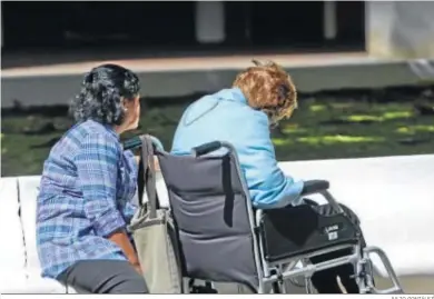  ?? JULIO GONZÁLEZ ?? Una mujer en silla de ruedas junto a una cuidadora en Cádiz.
