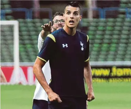  ??  ?? Argentine midfielder Erik Lamela (front) has signed a four-year extension to stay with Spurs for whom he has scored 23 goals in 154 appearance­s.