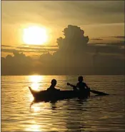  ??  ?? LISVI NAILATI PADLILAH/JAWA POS ANAK LAUT: Anak-anak suku Bajo menaiki perahu di bawah matahari senja yang membuat langit menjadi keemasan.