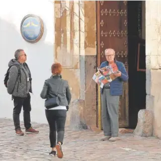  ?? // VALERIO MERINO ?? Un turista saliendo de un hotel del Casco