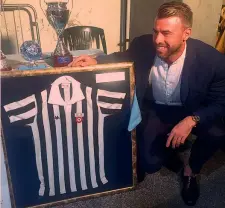  ??  ?? Andrea Barzagli, 37 anni, accanto a una maglia di Gaetano Scirea