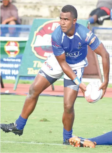  ?? Photo: Ronald Kumar ?? Olympian and Police Blue playmaker Kitione Taliga fires out a pass against Ratu Filise in the Fiji Bitter Marist Sevens semifinal on March 24, 2018.