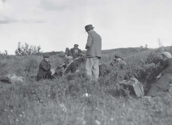  ??  ?? Unemployed, homeless men in a field somewhere in Western Canada in the early 1930s — a common sight during the Great Depression.