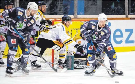  ?? FOTO: JAN-MALTE DIEKMANN ?? Gegen die sehr offensivst­arken Kassel Huskies (li. Corey Trivino, re. Lois Spitzner) bekamen die Ravensburg Towerstars (Kai Hospelt, Mi. Tim Sezemsky und Goalie Olafr Schmidt) viel zu tun.