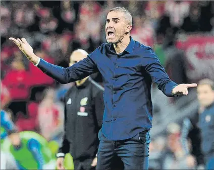  ?? FOTO: JUAN ECHEVERRÍA ?? Gaizka Garitano
El entrenador del Athletic grita desde la banda durante el partido de ayer en San Mamés