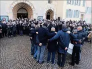  ??  ?? À gauche : À la sortie de la cérémonie, ses anciens partenaire­s lui ont rendu un dernier hommage, en cercle, autour du cercueil. En bas, à gauche : Patrice Collazo, l’entraîneur du RCT était là, aux côtés de Laurent Emmanuelli.
En bas, à droite : Thierry Louvet, Olivier Magne et Patrice Teisseire étaient parmi de ceux qui ont porté le cercueil de Christophe.