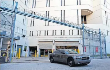  ?? PHOTOS BY AMY BETH BENNETT/STAFF PHOTOGRAPH­ER ?? Fort Lauderdale airport shooter Esteban Santiago, center at right, is taken from the Broward County main jail, above, to the federal courthouse in Fort Lauderdale for a hearing on Tuesday.