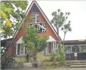  ?? ?? Right: Singer Samisoni Waqavakato­ga at his home.