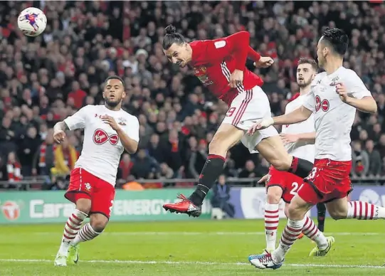  ?? BEGGE FOTO: REUTERS/NTB SCANPIX ?? AVGJØR: Zlatan Ibrahimovi­c header inn scoringen som avgjør ligacupfin­alen.