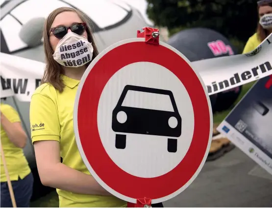  ?? (Getty/ Steffi Loos) ?? Protesta Manifestaz­ione guidata dagli ambientali­sti lo scorso agosto a Berlino davanti al ministero dei Trasporti. La mobilitazi­one è legata al cosiddetto Dieselgate: la scoperta della falsificaz­ione dei dati sulle emissioni dei veicoli diesel di...