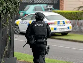  ?? SIMON O’CONNOR/ STUFF ?? Armed police put a cordon up on Bedford St in New Plymouth following threats that officers would be shot.