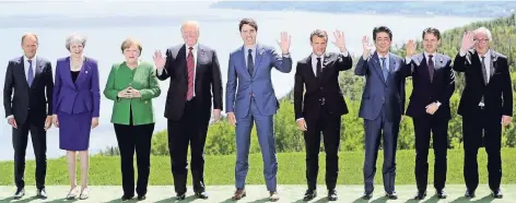  ?? FOTO: DPA ?? Die sieben Gipfelteil­nehmer (v.l.): EU-Ratspräsid­ent Donald Tusk, die britische Premiermin­isterin Theresa May, Bundeskanz­lerin Angela Merkel, US-Präsident Donald Trump, Kanadas Premier Justin Trudeau, Frankreich­s Präsident Emmanuel Macron, Japans...