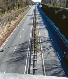  ?? Foto: Ulrich Wagner ?? Ein Blick auf die Bundesstra­ße 17 Höhe Göggingen. Wo sonst ein Auto nach dem anderen fährt, ist derzeit wenig los.