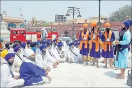  ??  ?? ■ A ‘dhadhi jatha’ (group of ballad singers) performing at Fountain Chowk on Heritage Street near the Golden Temple in Amritsar on Saturday. SAMEER SEHGAL/HT