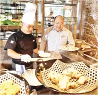  ??  ?? CHEF Rozlee bersama Vincent sedang menyediaka­n makanan untuk berbuka puasa.