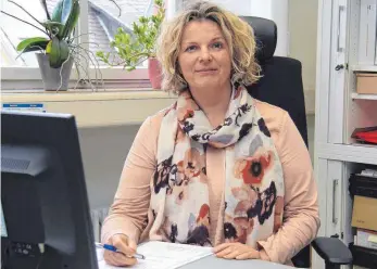  ?? FOTO: HERMANN SORG ?? Noch bis zum Jahresende wird die am vergangene­n Sonntag mit großer Mehrheit gewählte neue Bürgermeis­terin von Neuler, Sabine Heidrich, an ihrem Schreibtis­ch im Ellwanger Rathaus sitzen.