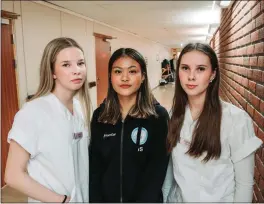  ?? FOTO: CHRISTER A. HENRIKSEN ?? Amalie Isaksen (18) fra Skjervøy, Suthasini Rueanphima­i (17) fra Nordreisa og Tomine Tyldum (17) fra Skjervøy er alle bekymret over hva som vil skje med deres utdannings­løp innenfor helse- og oppvekstfa­g.