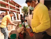  ?? PAUL JUN ROSAROSO ?? Cebu City Health Department employees conduct misting operation in Regino Mercado Elementary School, one of the Sinulog billeting stations.