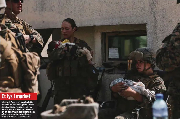  ?? FOTO: U.S. MARINE CORPS/RITZAU SCANPIX ?? Et lys i mørket
Nicole l. Gee (tv.) lagde dette billede op på Instagram under den kaotiske evakuering fra Kabul, hvor hun sammen med en anden marinesold­at tog sig af to afghanske spaedbørn.