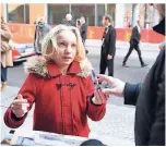  ?? FOTO: DPA ?? Die Schülerin Helena Zengel gibt ihren Fans Autogramme.