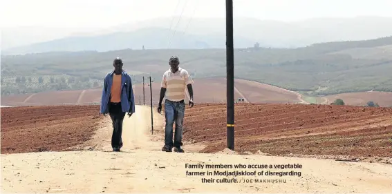  ?? / JOE MAKHUSHU ?? Family members who accuse a vegetable farmer in Modjadjisk­loof of disregardi­ng their culture.