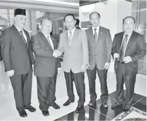  ??  ?? GHANI (tiga kanan) bersalaman dengan Pairin di DUN selepas dipilih sebagai Senator, sambil disaksikan pembantu menteri dan wakil rakyat yang lain.
