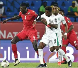  ?? AFP PHOTO/ISSOUF SANOGO ?? BELUM HABIS: Striker Togo Emmanuel Adebayor (kiri) menguasai bola dalam kawalan pemain Pantai Gading Wilfred Zaha pada Piala Afrika 2017 kemarin.