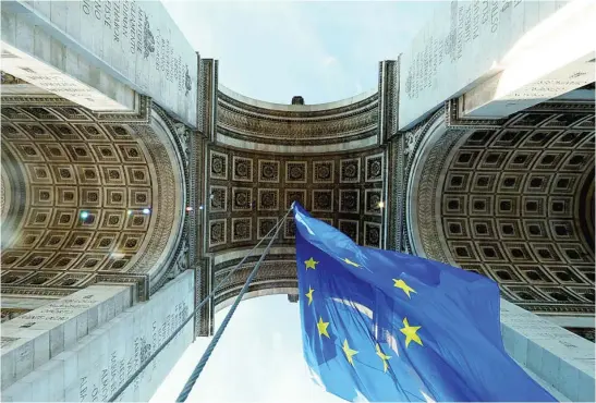  ?? REUTERS ?? La bandera europea en el Arco del Triunfo, en París