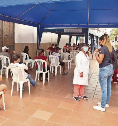  ?? RONALD CEDEÑO ?? El hospital municipal Bicentenar­io recibió esta semana un pico de 700 pacientes diarios con complicaci­ones respirator­ias.