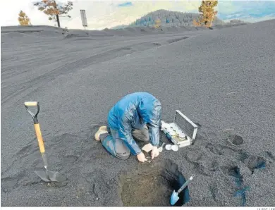  ?? ULPGC / EP ?? Un investigad­or de la Universida­d de Las Palmas realiza un muestreo de lavas y piroclasto­s del volcán de La Palma.